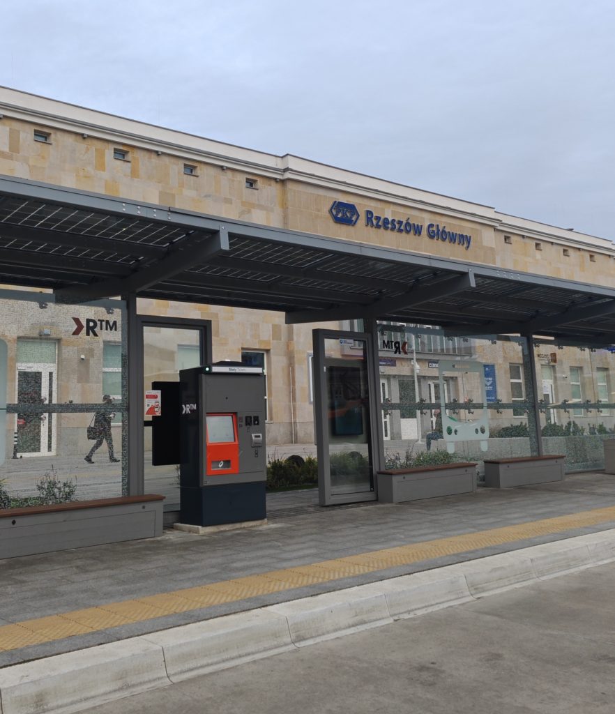 Nowe biletomaty przy Dworcu Głównym zostały uruchomione